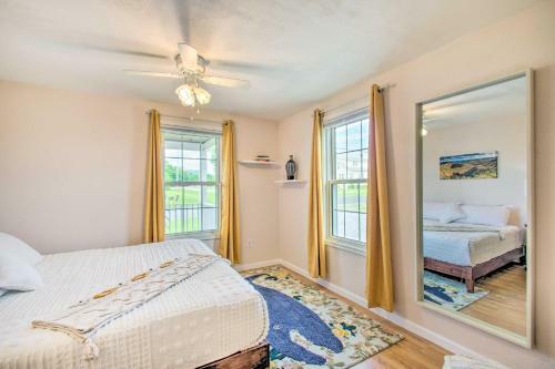 Vibrant Cottage With Private Hot Tub, Fire Pit!