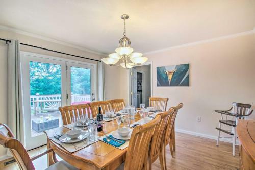 Vibrant Cottage With Private Hot Tub, Fire Pit!