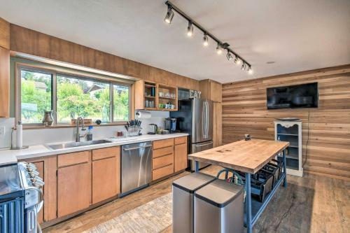 Bright And Airy Home With Sweeping View And Hot Tub