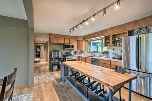 Bright And Airy Home With Sweeping View And Hot Tub