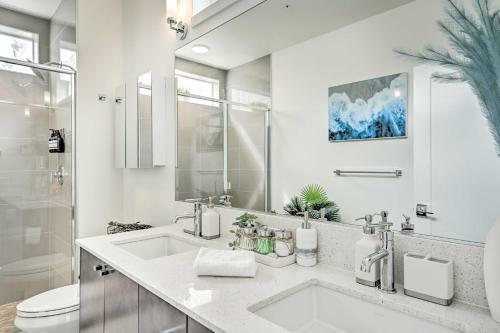 Sleek Townhome In Ballard With Rooftop Deck!