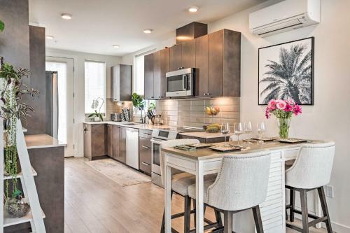 Sleek Townhome In Ballard With Rooftop Deck!