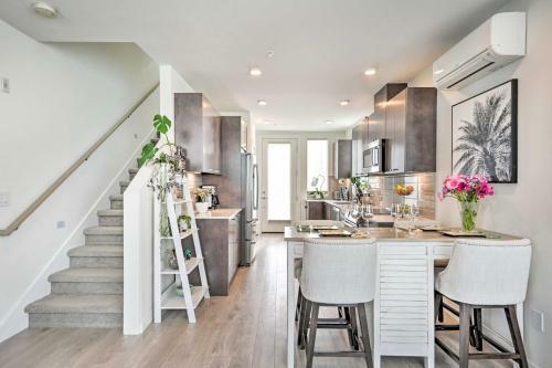 Sleek Townhome In Ballard With Rooftop Deck!