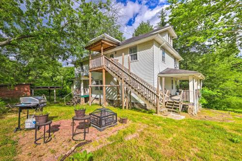Sun-dappled Fayetteville Home With Fire Pit!