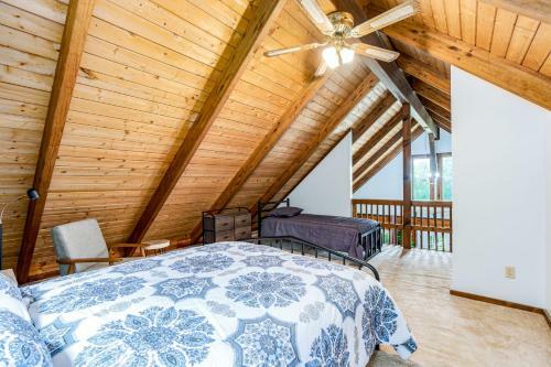 Loft Cabin With Deck Creek Pond Fire Pit Wifi