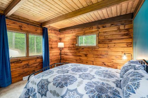 Loft Cabin With Deck Creek Pond Fire Pit Wifi