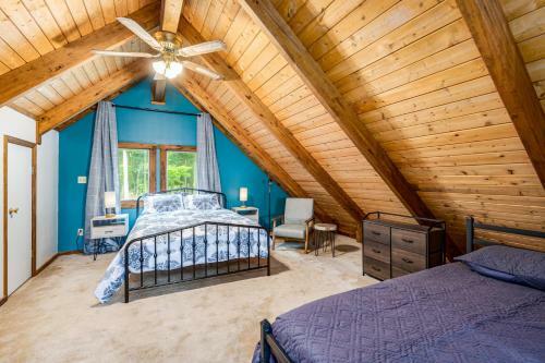 Loft Cabin With Deck Creek Pond Fire Pit Wifi