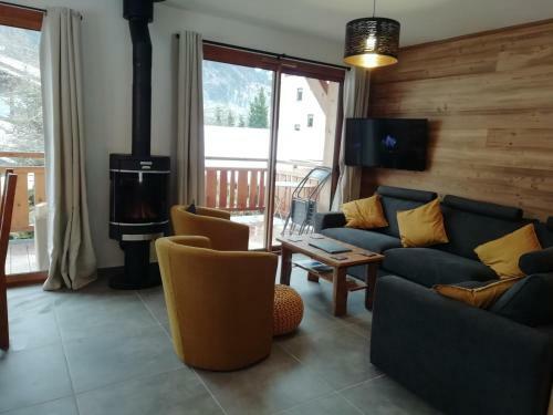 Chalet Rivendell, Morzine Sleeps 10 With Garage