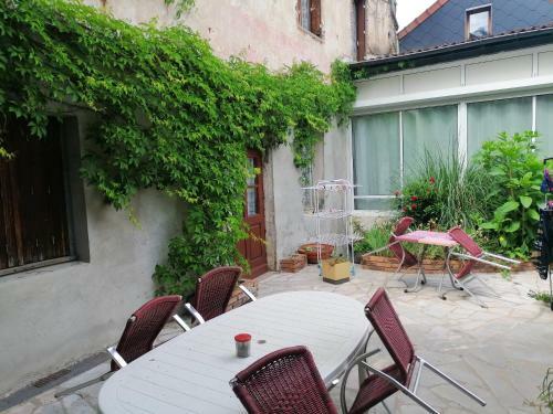 Apartamento Studio Avec Terrasse Amenagee Et Wifi A Neris Les Bains C