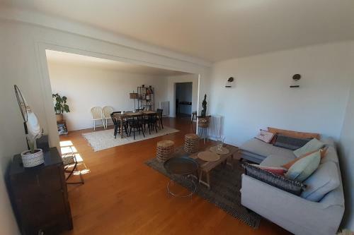 Spacious Apartment 7min From The City!