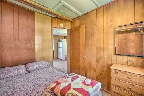 Convenient Cabin With Access To 3 Boat Docks!