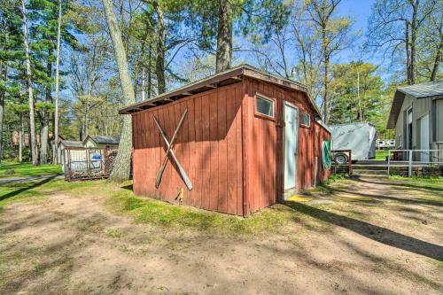 Convenient Cabin With Access To 3 Boat Docks!