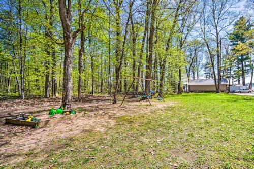 Convenient Cabin With Access To 3 Boat Docks!