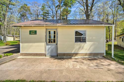 Convenient Cabin With Access To 3 Boat Docks!
