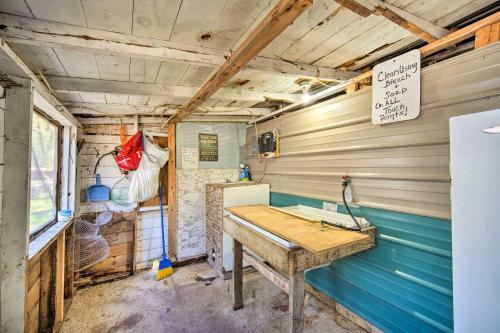 Convenient Cabin With Access To 3 Boat Docks!