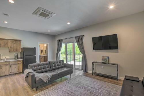 Picturesque Gem, Walk To Racetrack And Lakes!