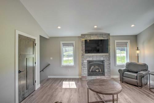 Picturesque Gem, Walk To Racetrack And Lakes!