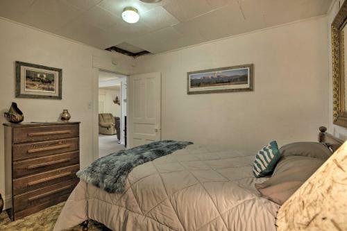 Walkable Ten Sleep House With Patio And Sunroom!