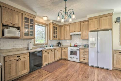 Idyllic Gem Screened Porch, Half Mi To River!