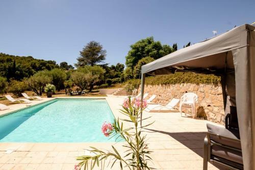 45m In Residence With Pool And Garden