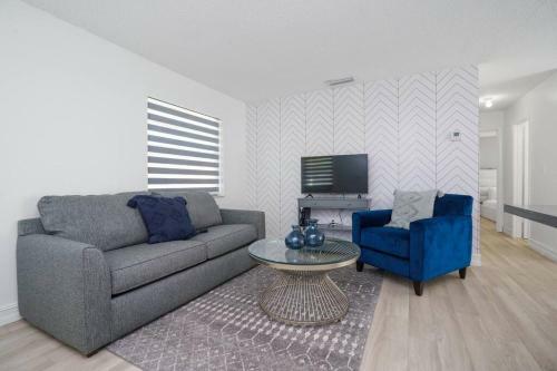 Blue Door Duplex Renovated Parking And Designed
