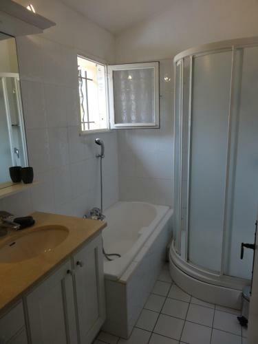 Luxury Villa With Shared Pool, Air Con, Wifi, Tv