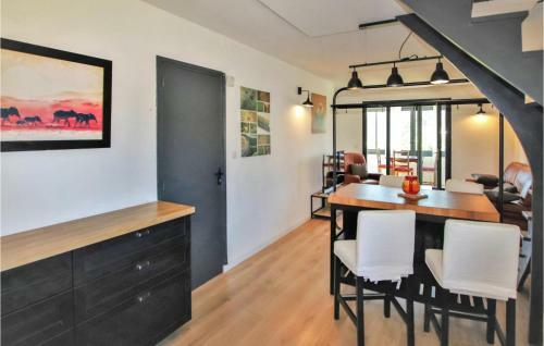 Nice Apartment In Reauville With Wifi And 2 Bedrooms