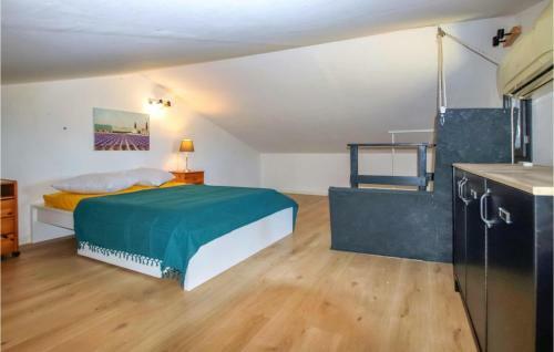 Nice Apartment In Reauville With Wifi And 2 Bedrooms