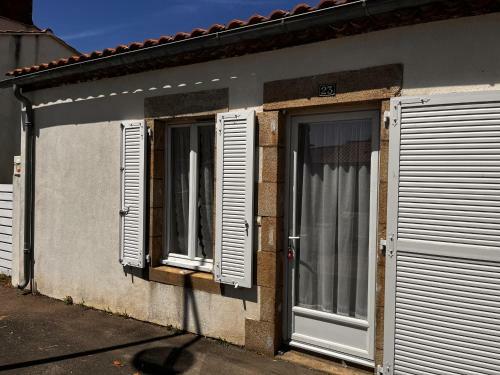 Maison Saint-mathurin, 1 Pi�ce, 2 Personnes - Fr-1-197-546