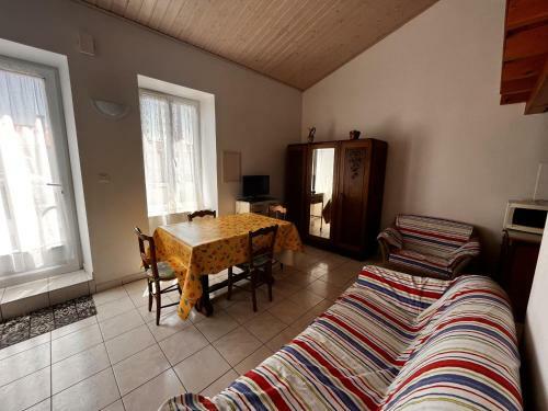Maison Saint-mathurin, 1 Pi�ce, 2 Personnes - Fr-1-197-546