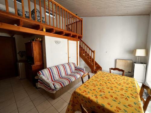 Maison Saint-mathurin, 1 Pi�ce, 2 Personnes - Fr-1-197-546