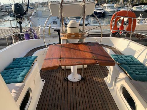 Voilier Au Ponton A Saint Rapha�l