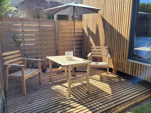 Cabane Sur Pilotis En Bois, Avec Jardin, Proche Mer