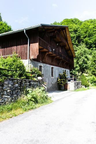 Chalet Familial Authentique Avec Jardin/chemin�e