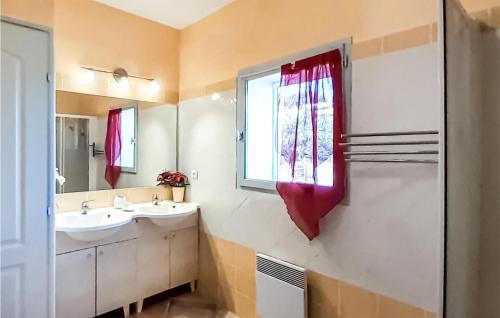 Nice Home In Sanary-sur-mer With Wifi And 3 Bedrooms