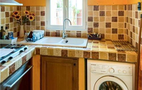 Nice Home In Sanary-sur-mer With Wifi And 3 Bedrooms
