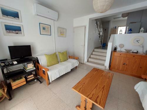 2 Bedroom Maisonette, 50m From The Sea