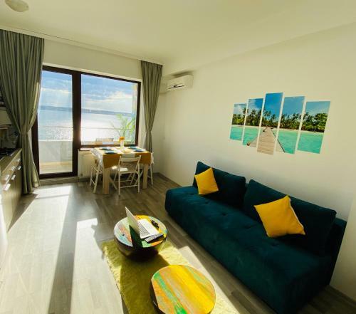 Lake View Summerland Apartment