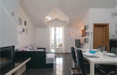 Two-bedroom Apartment Selca With Sea View 04