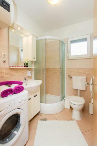 Apartments Miki & Roza