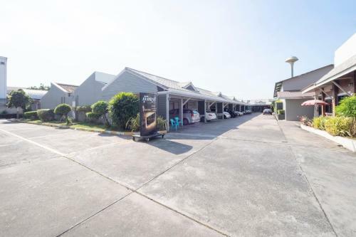 Oyo 75382 Chonburi Hotel