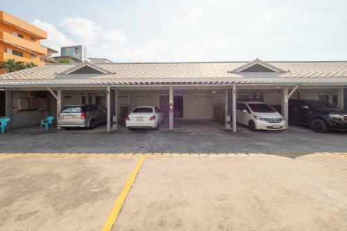 Oyo 75382 Chonburi Hotel