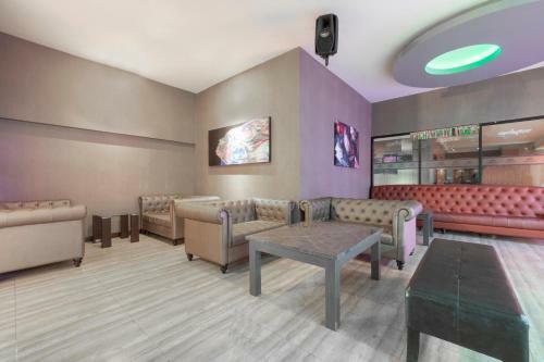 Oyo 75382 Chonburi Hotel