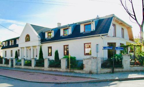 Hostal Bia?y Dworek
