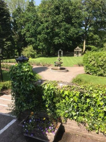 Castle Oaks House Hotel & Holiday Homes