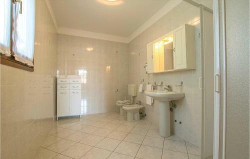 Three-bedroom Holiday Home In Albarella Ro