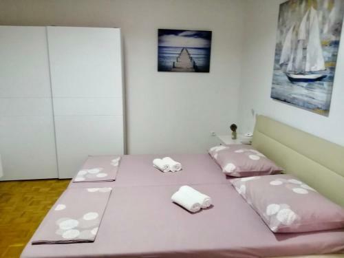 Hostal Apartment & Rooms Laura