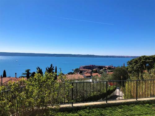 Beautiful Street Apartment - Sea View