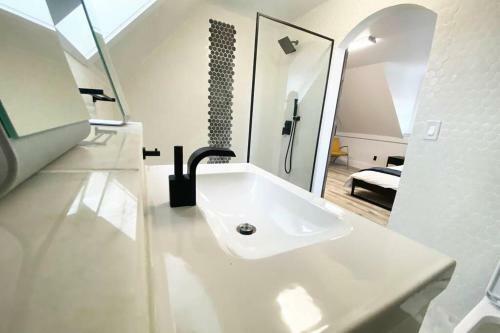 Apartamento Victorian Architecture Dipped In Refined Modernity