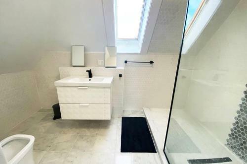 Apartamento Victorian Architecture Dipped In Refined Modernity